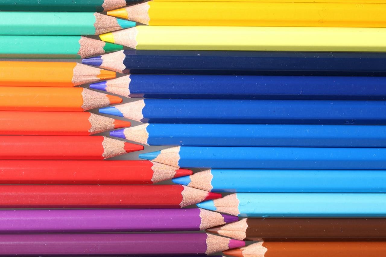 Photo by Pixabay: https://www.pexels.com/photo/assorted-color-pencils-207725/