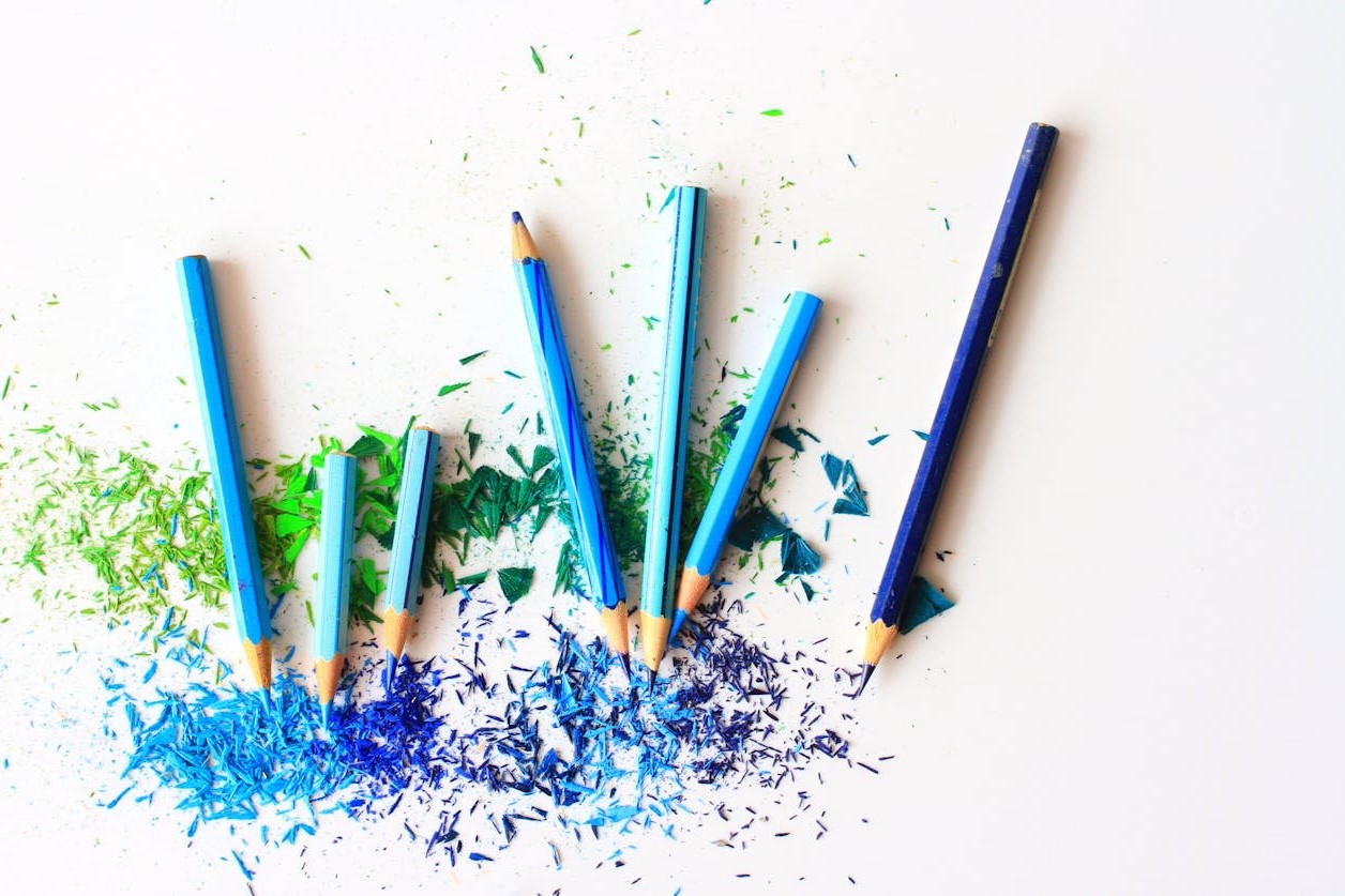 Photo by Pixabay: https://www.pexels.com/photo/blue-and-purple-color-pencils-159825/