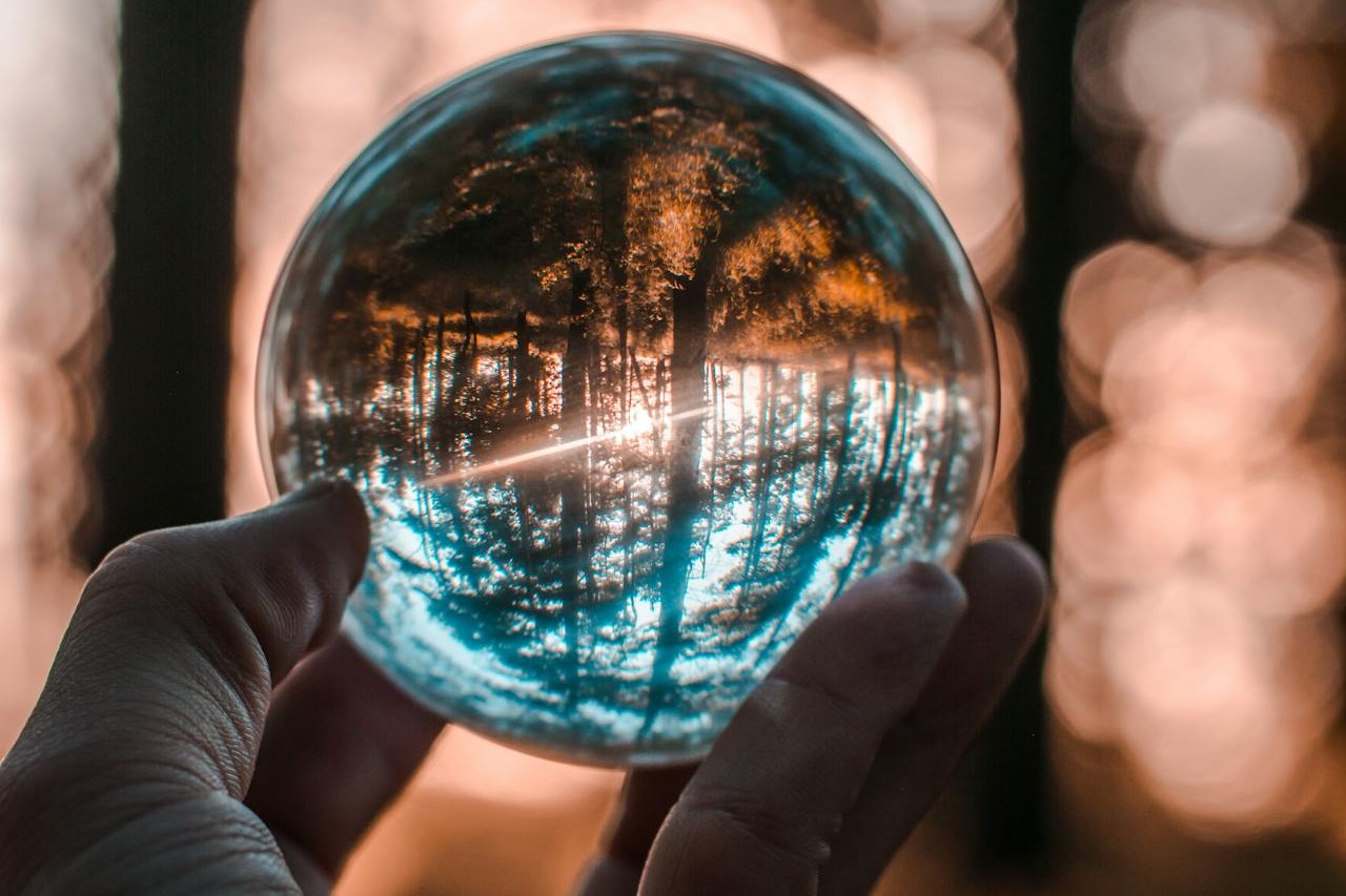 Photo by Kemaleddin Novruzlu: https://www.pexels.com/photo/brown-wooden-desk-with-rolling-chair-and-shelves-near-window-667838/